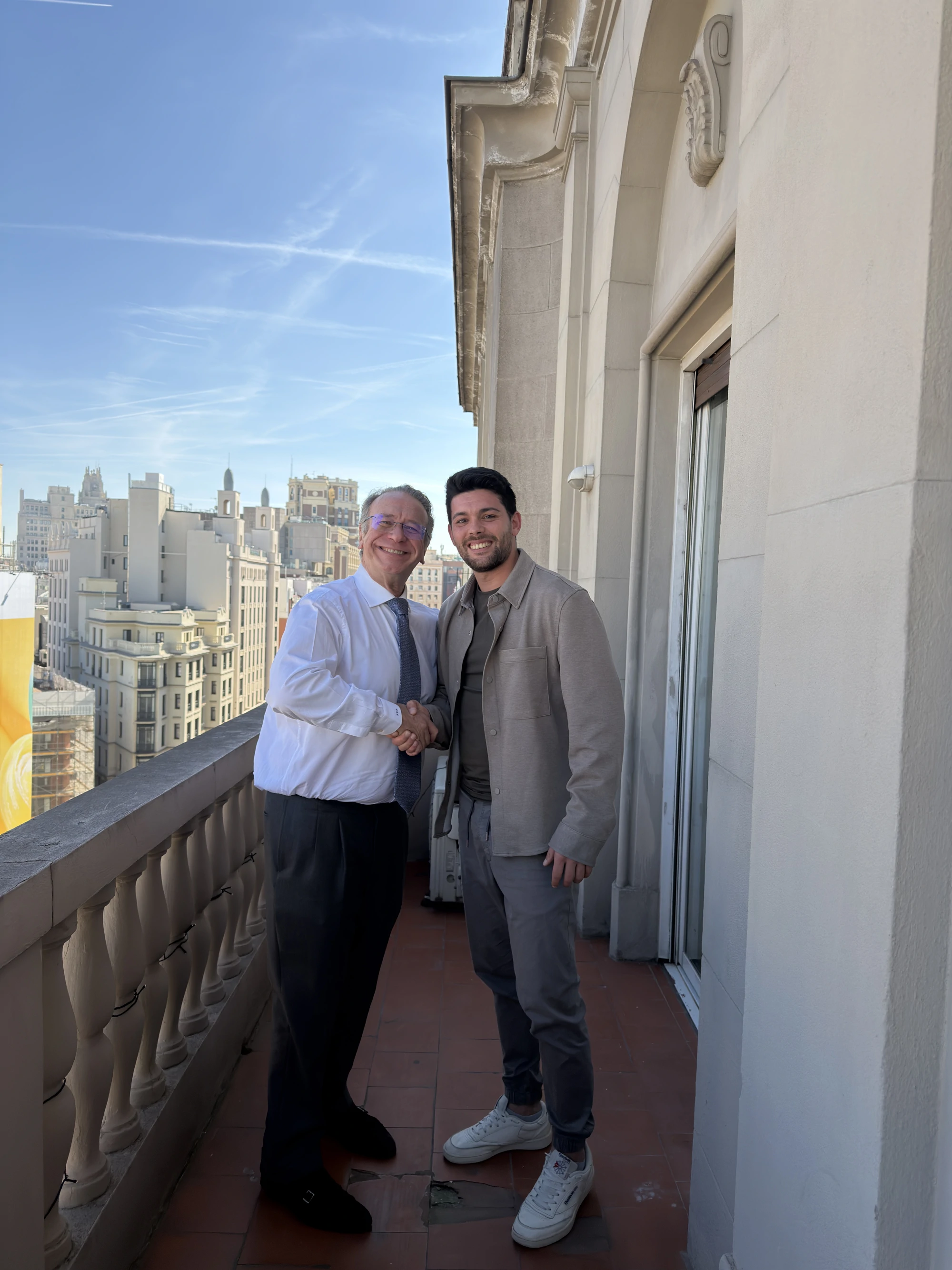 Fer y Juan Carlos el director de LeycibeR firmando el acuerdo de verificación